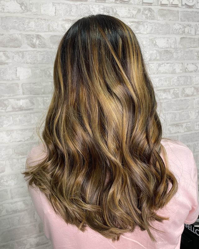 Balayage caramelo y morena iluminada en Gràcia, Barcelona