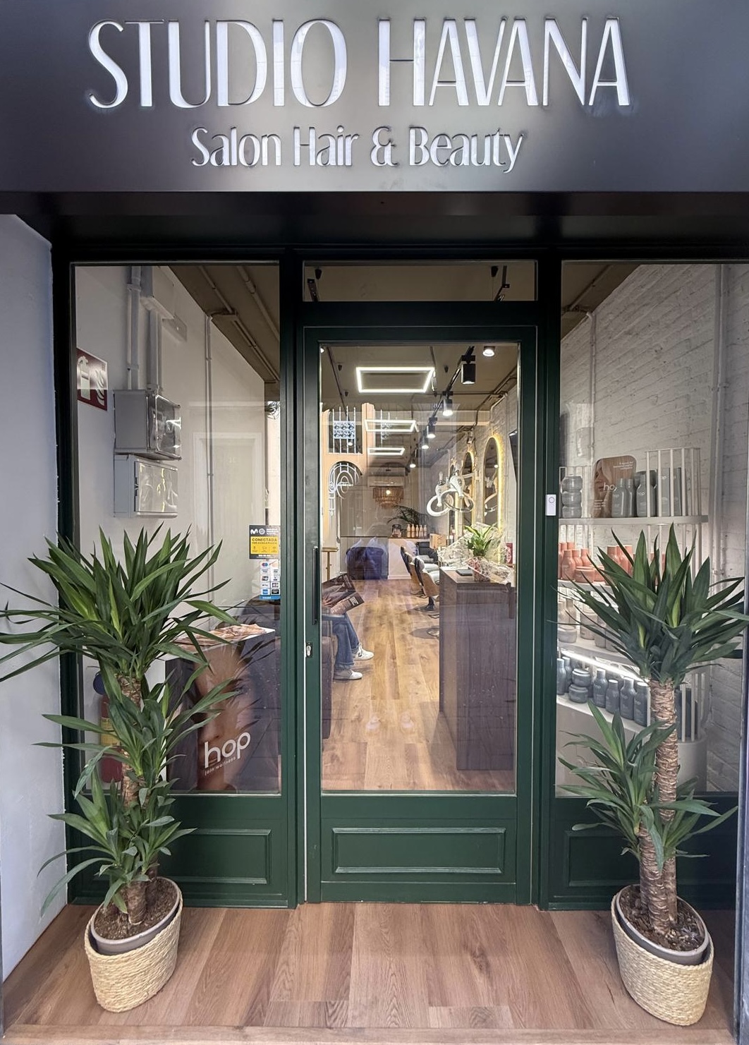 Entrada de Studio Havana, peluquería en Carrer de Sant Joaquim en Gràcia