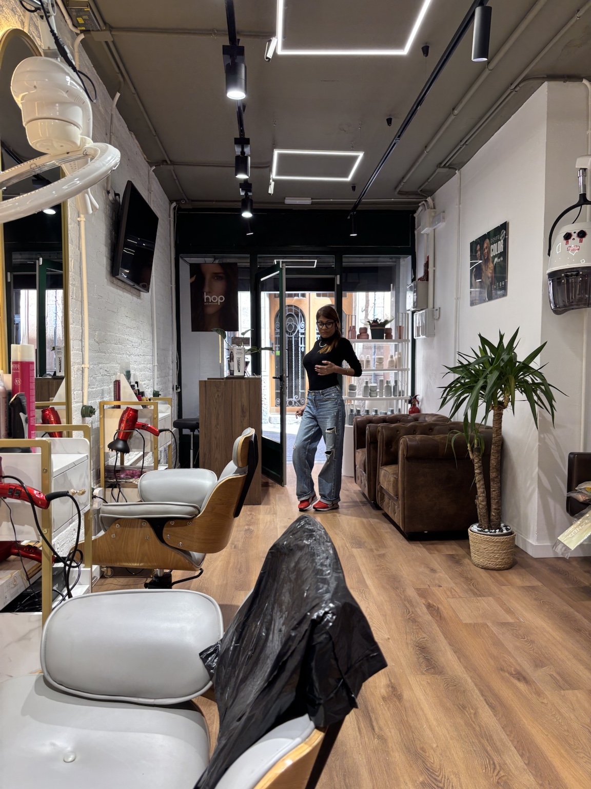 Interior real de Studio Havana, salón de belleza en Barcelona